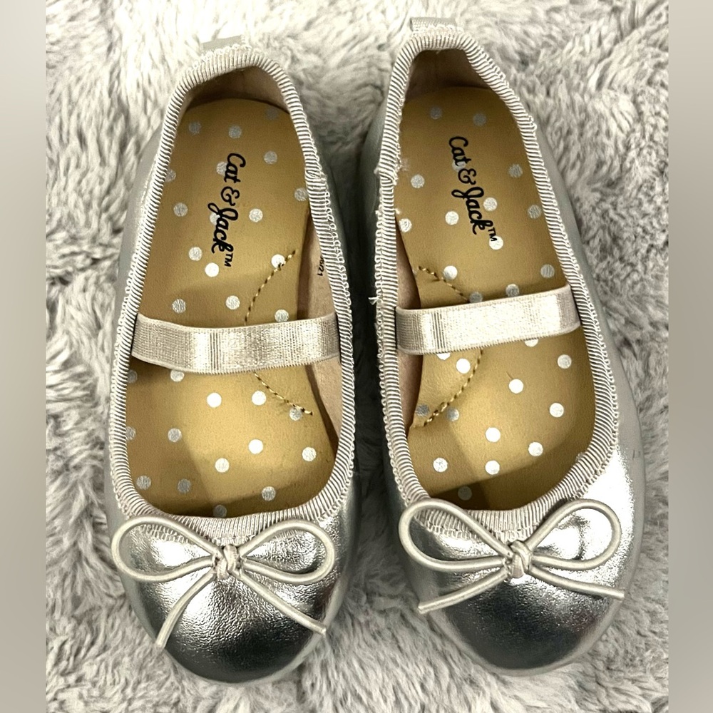 Cat & Jack girls dress shoes size 6 silver flats